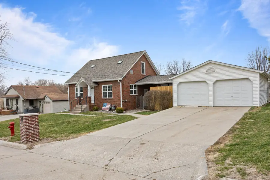 214 N 16th Avenue W, Newton, IA 50208 - #2