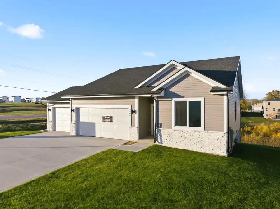 5668 Brook View Avenue, Des Moines, IA 50317 - #2