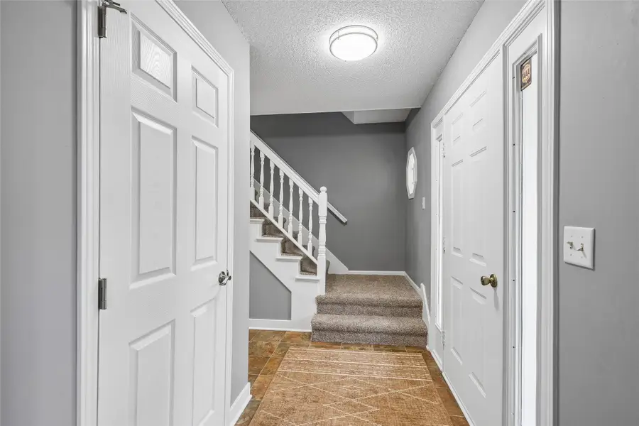 8114 Northview Drive, Urbandale, IA 50322 - #3