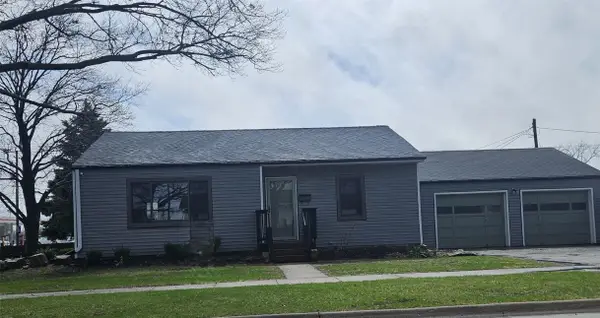 1202 W Desmont Drive, Knoxville, IA 50138