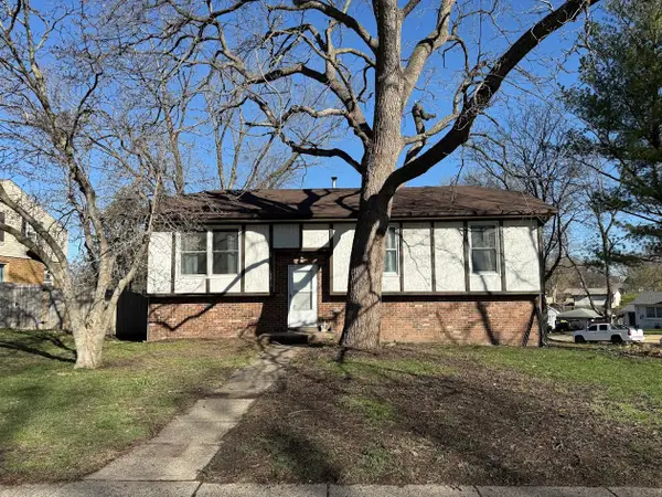 4918 E Oakwood Drive, Pleasant Hill, IA 50327