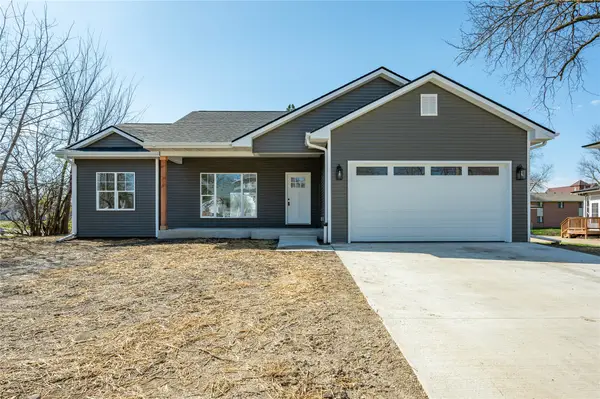 615 S 4th Avenue E, Newton, IA 50208