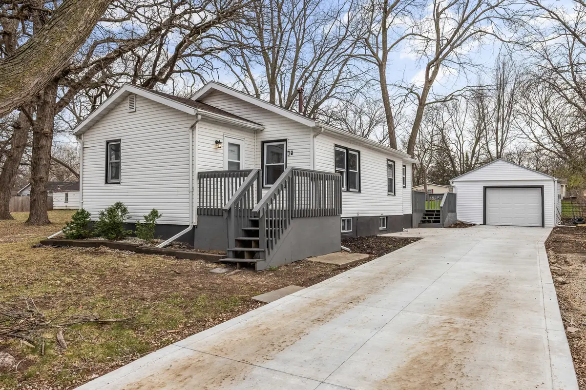 1521 E Glenwood Drive, Des Moines, IA 50320 - #1