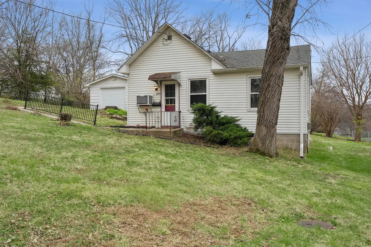 221 E Creston Avenue, Des Moines, IA 50315 - #1