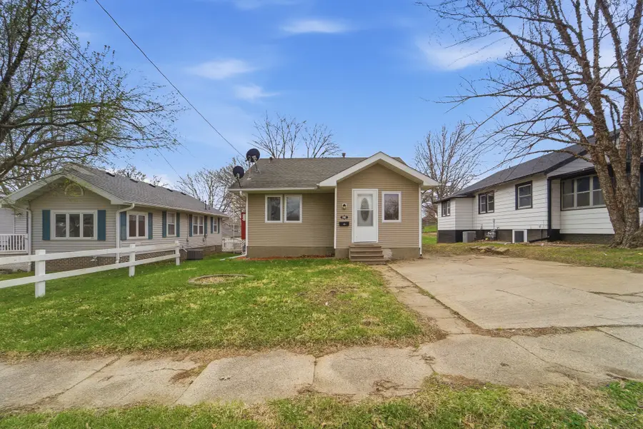 211 W 10th Street S, Newton, IA 50208 - #2
