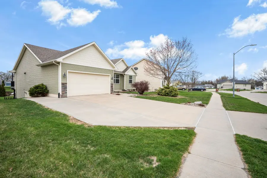 6005 Pine Ridge Street, Johnston, IA 50131 - #2