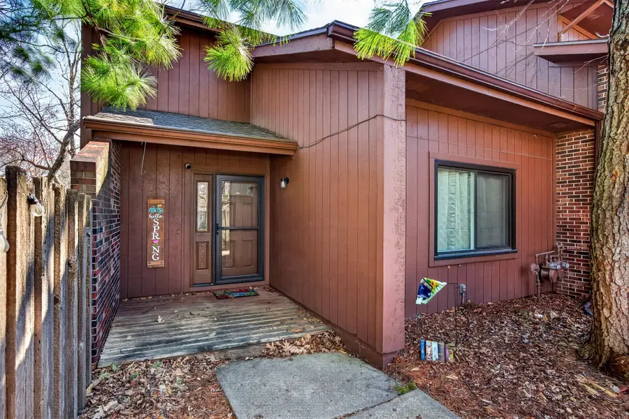 4589 Lockner Drive, Urbandale, IA 50322 - #2