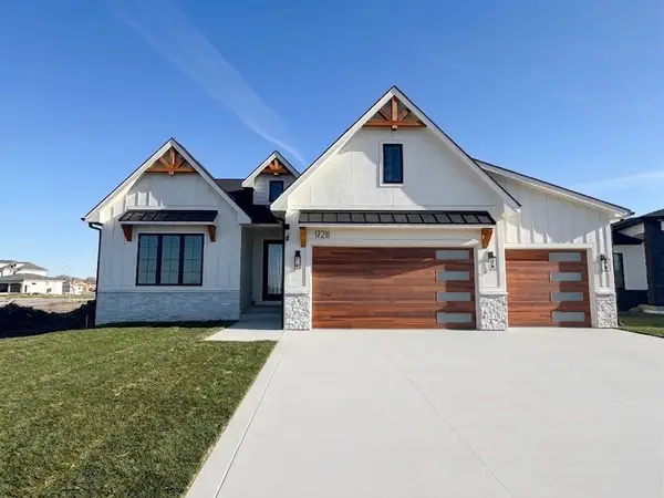 17211 Brookview Drive, Urbandale, IA 50322