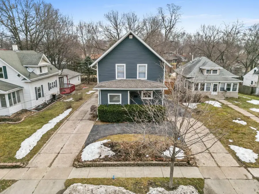 2411 E 9th Street, Des Moines, IA 50316 - #2