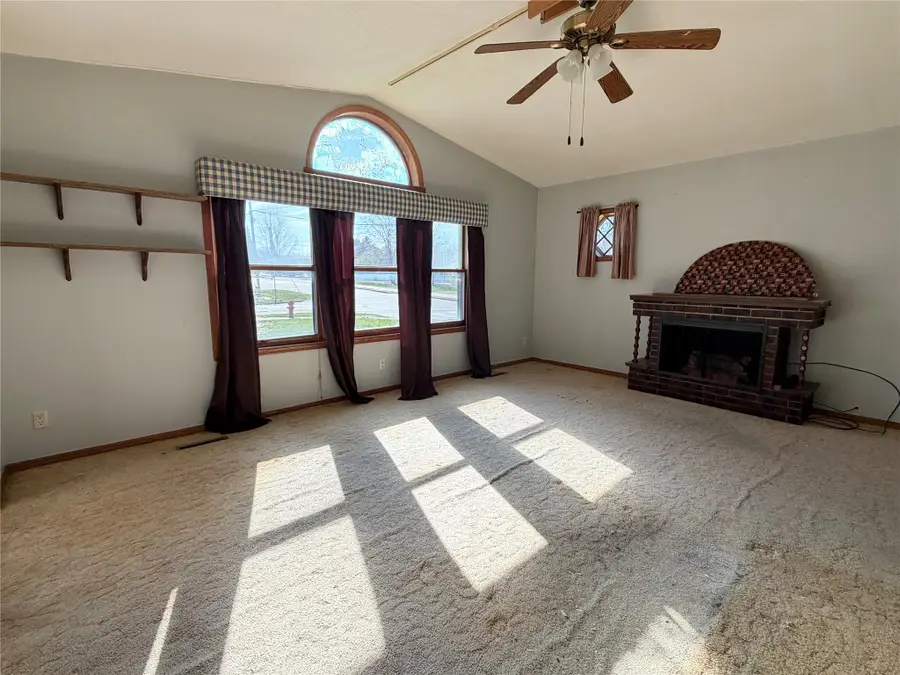 1215 E 8th Street S, Newton, IA 50208 - #2