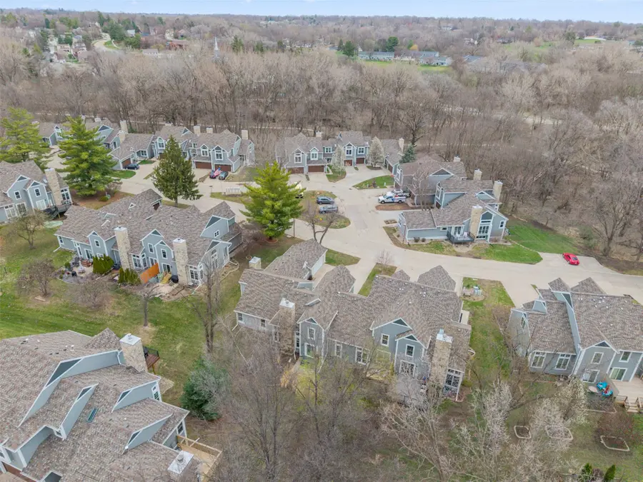 8024 Cobblestone Road, Urbandale, IA 50322 - #2