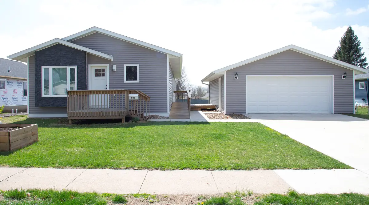 608 E Washington Street, Knoxville, IA 50138 - #1