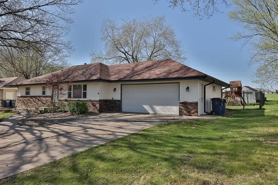 908 Brentwood Drive, Pella, IA 50219 - #2