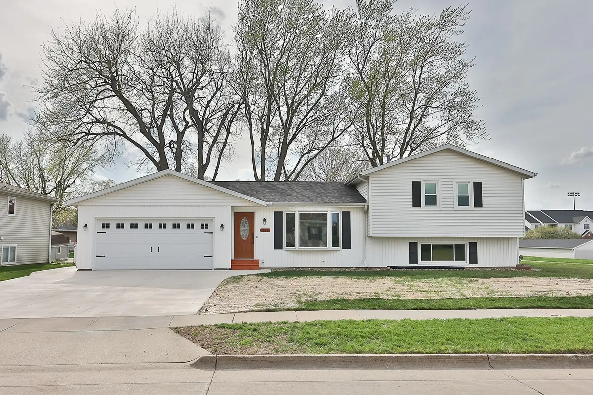 221 E 15th Street, Pella, IA 50219 - #1