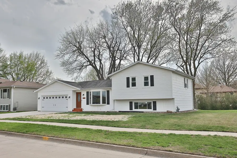 221 E 15th Street, Pella, IA 50219 - #2