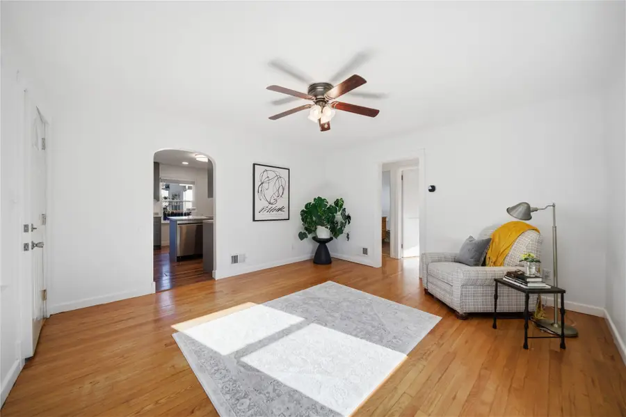 915 Franklin Street, Pella, IA 50219 - #3