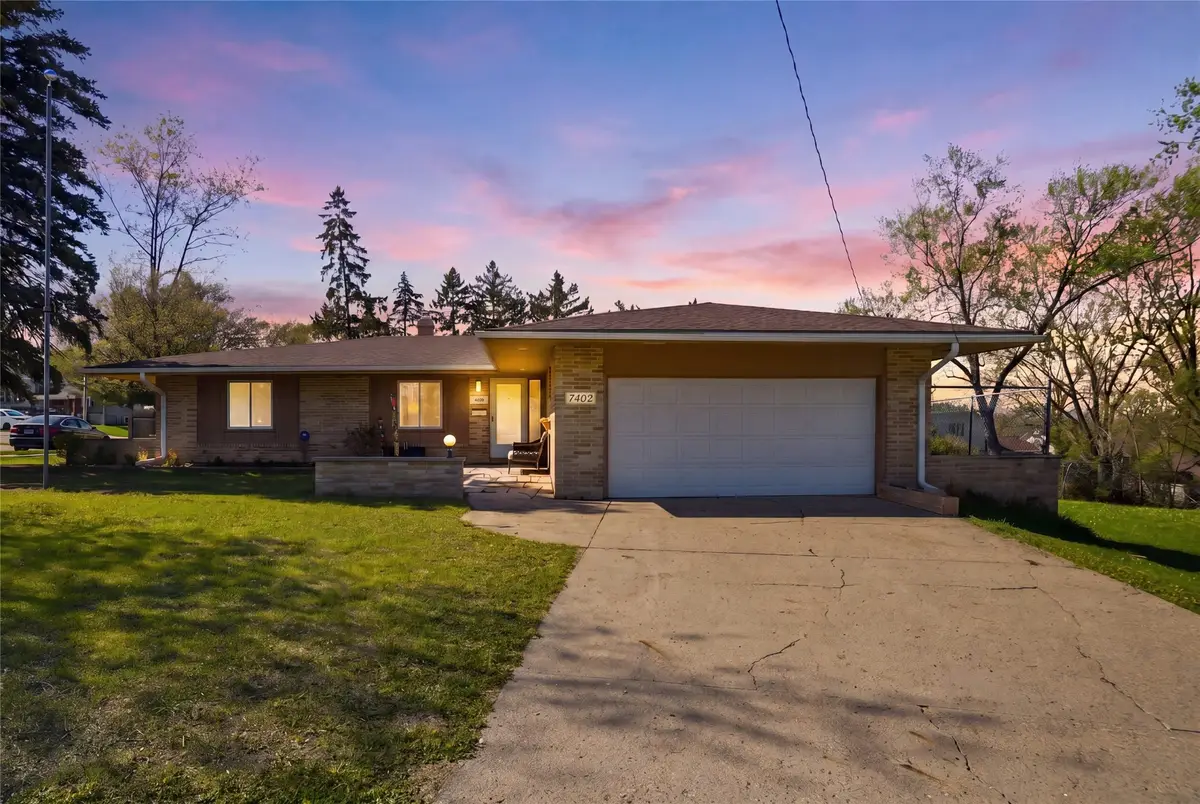7402 Oak Brook Drive, Urbandale, IA 00000 - #1