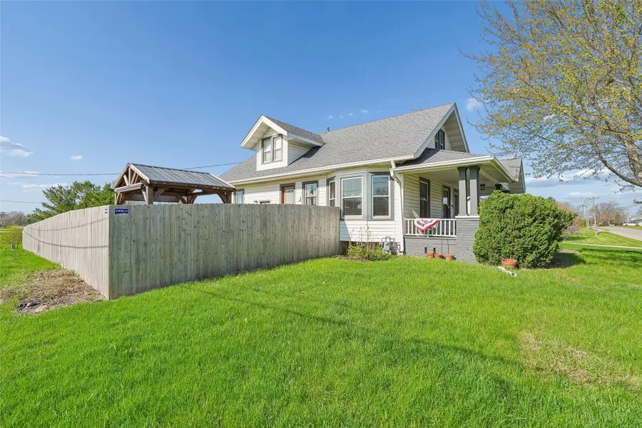 1115 S 13th Avenue E, Newton, IA 50208 - #3