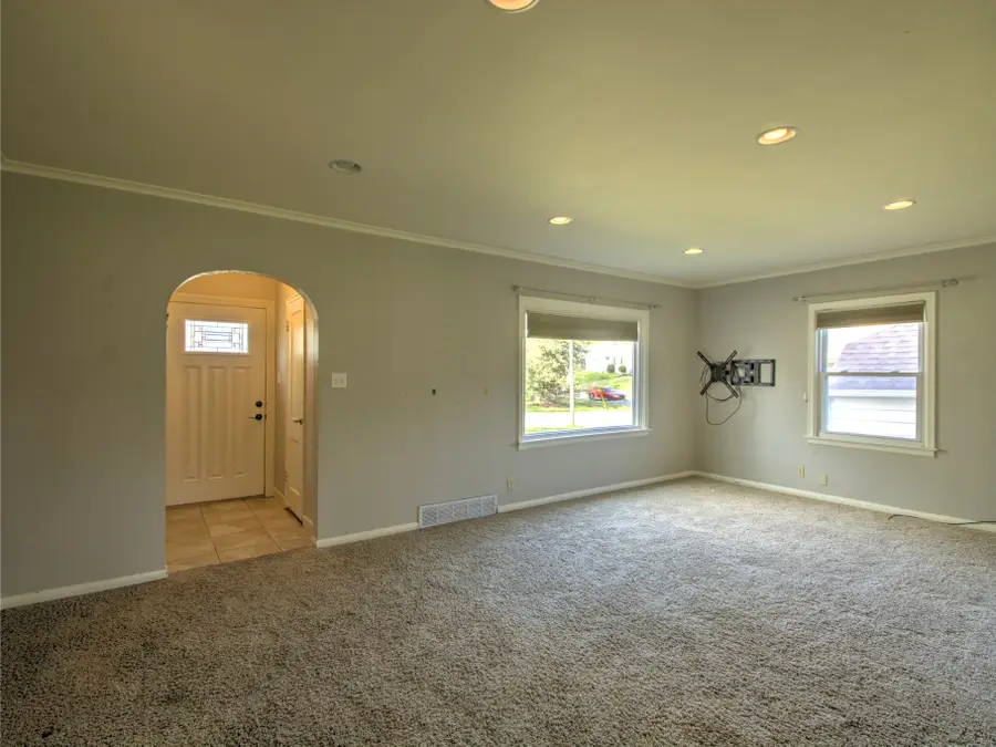 5804 College Avenue, Des Moines, IA 50322 - #2