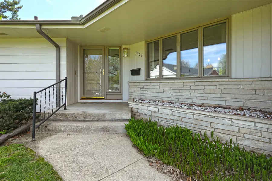 1305 S 4th Avenue W, Newton, IA 50208 - #2