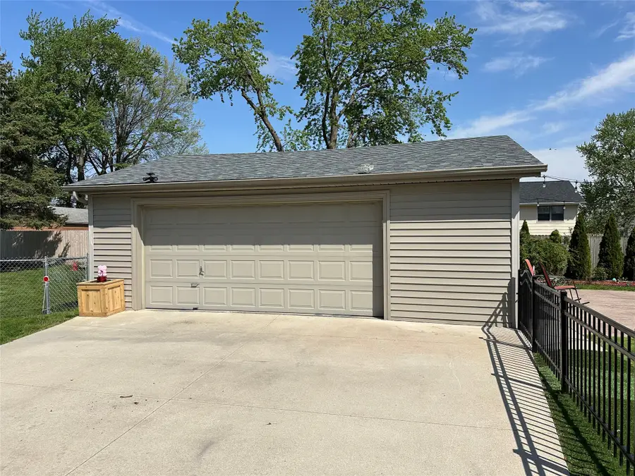 1912 Thornton Court, Des Moines, IA 50320 - #2