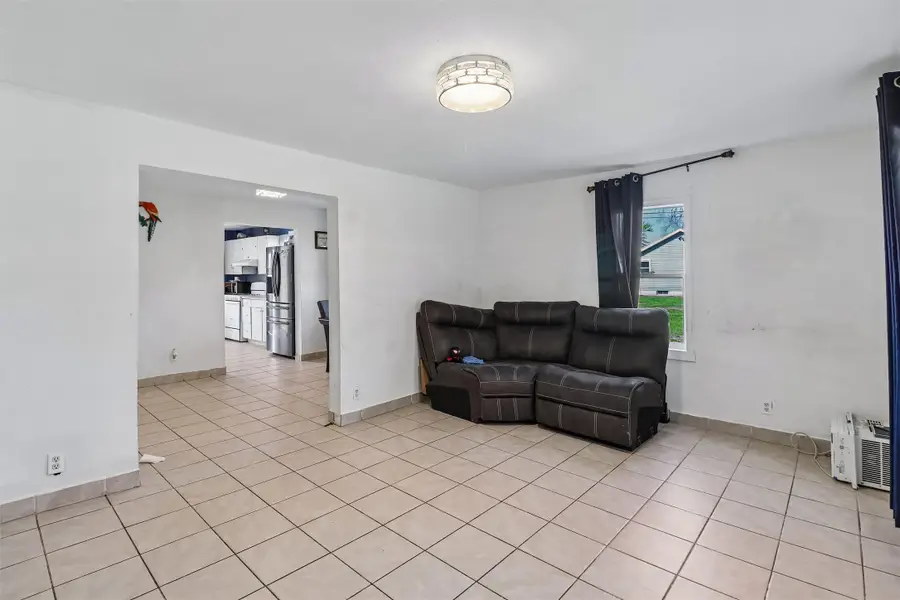 1023 N 10th Avenue E, Newton, IA 50208 - #2