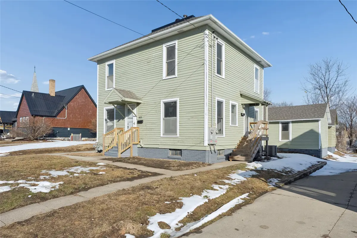 820 1st Avenue E, Newton, IA 50208 - #1