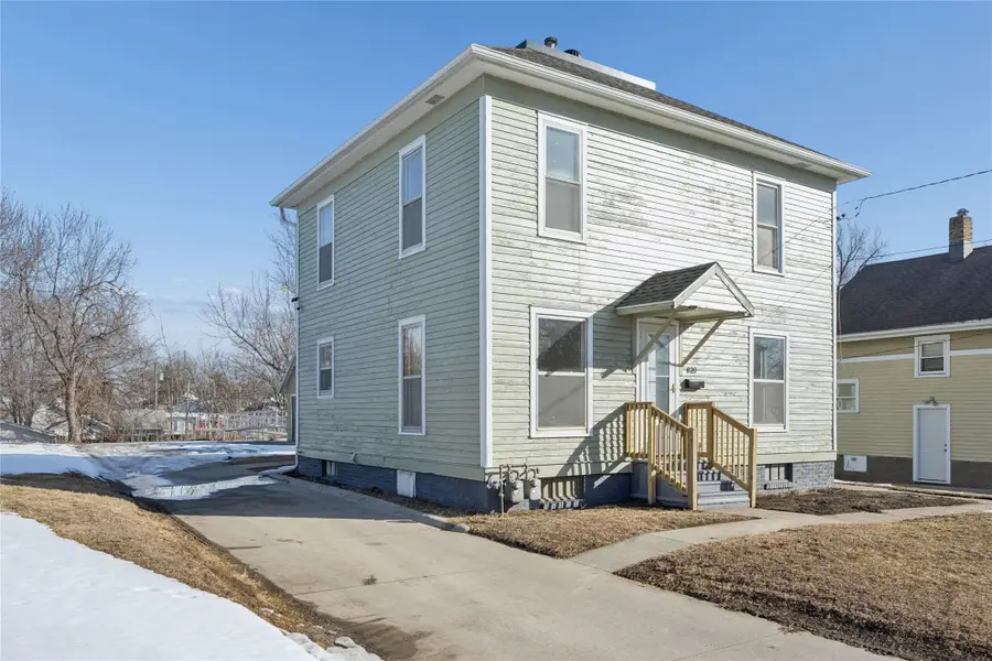 820 1st Avenue E, Newton, IA 50208 - #3