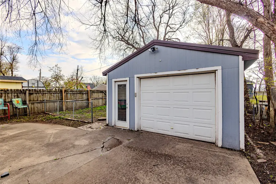 1241 E 17th Court, Des Moines, IA 50316 - #2