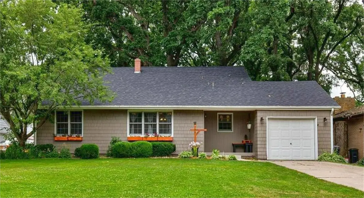 905 S 11th Avenue W, Newton, IA 50208 - #1