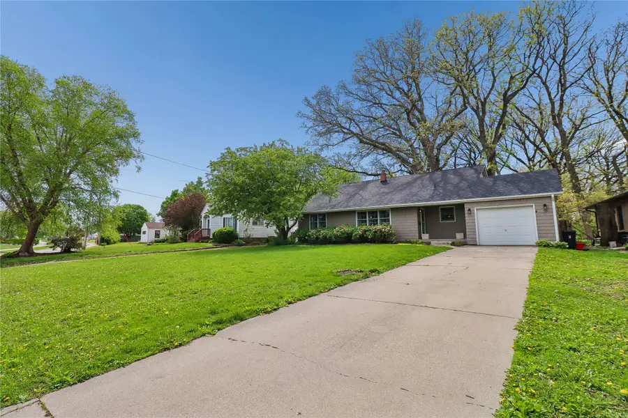 905 S 11th Avenue W, Newton, IA 50208 - #3