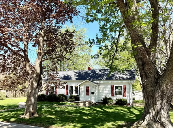 319 S 7th Avenue, Winterset, IA 50273