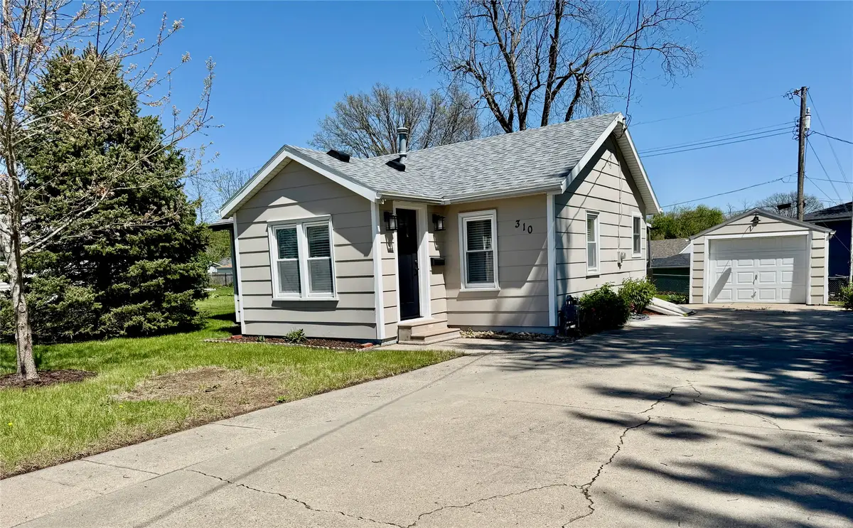 310 E 16th Street N, Newton, IA 50208 - #1