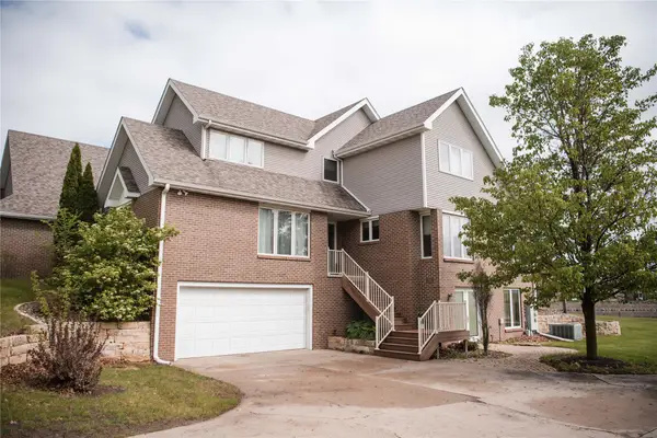 706 Bos Landen Weg #2, Pella, IA 50219