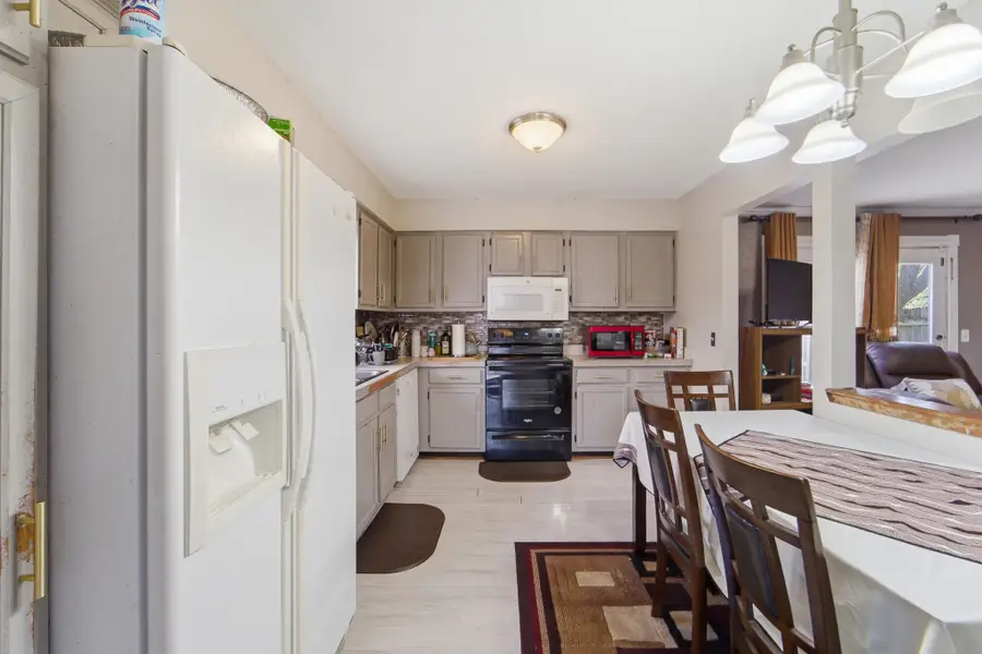 8307 Twana Drive, Urbandale, IA 50322 - #3