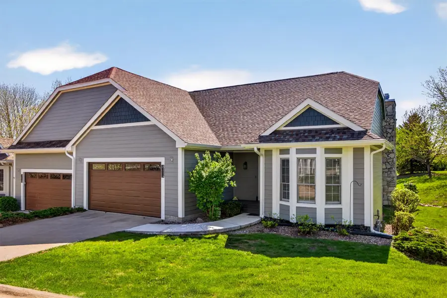 8114 Cobblestone Court, Urbandale, IA 50322 - #2