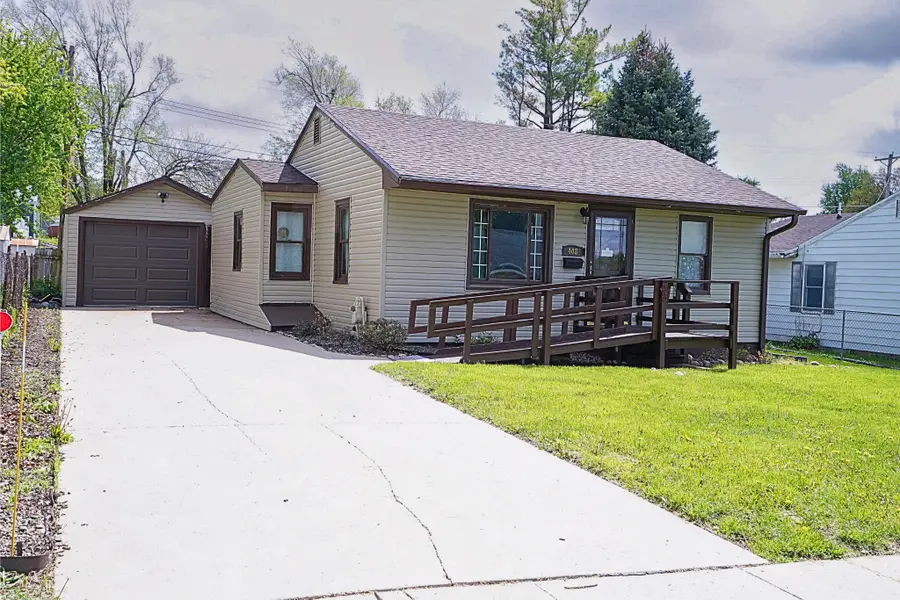 408 E 21st Street S, Newton, IA 50208 - #2