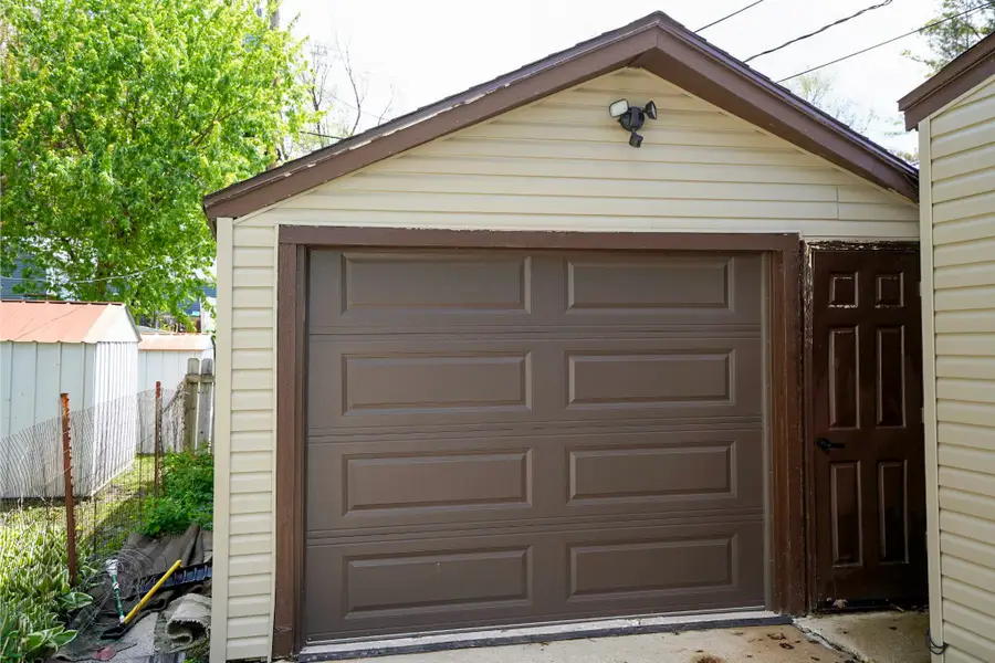 408 E 21st Street S, Newton, IA 50208 - #3