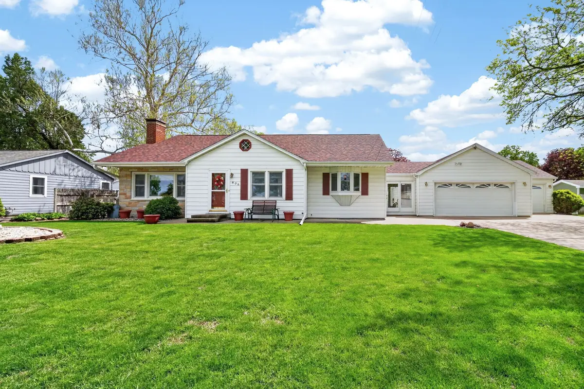 806 E 9th Street S, Newton, IA 50208 - #1