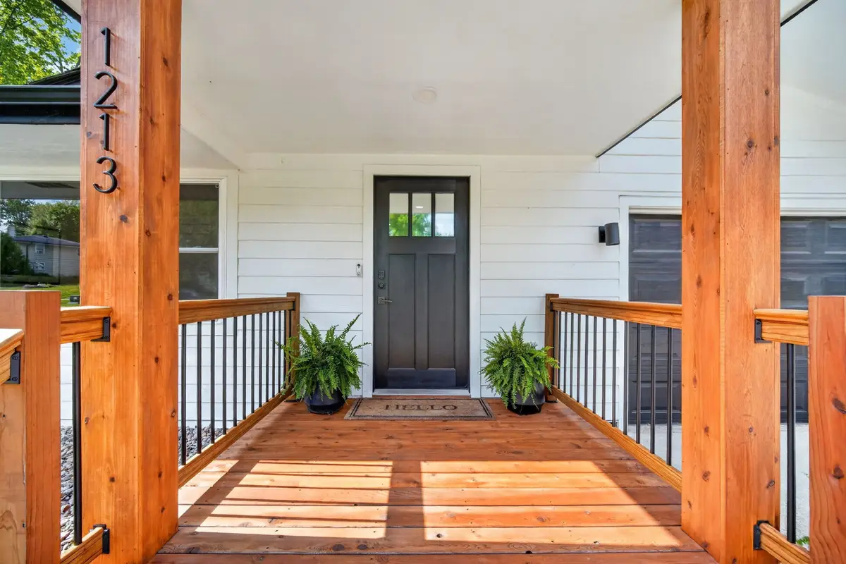 1213 W Clinton Avenue, Indianola, IA 50125 - #1