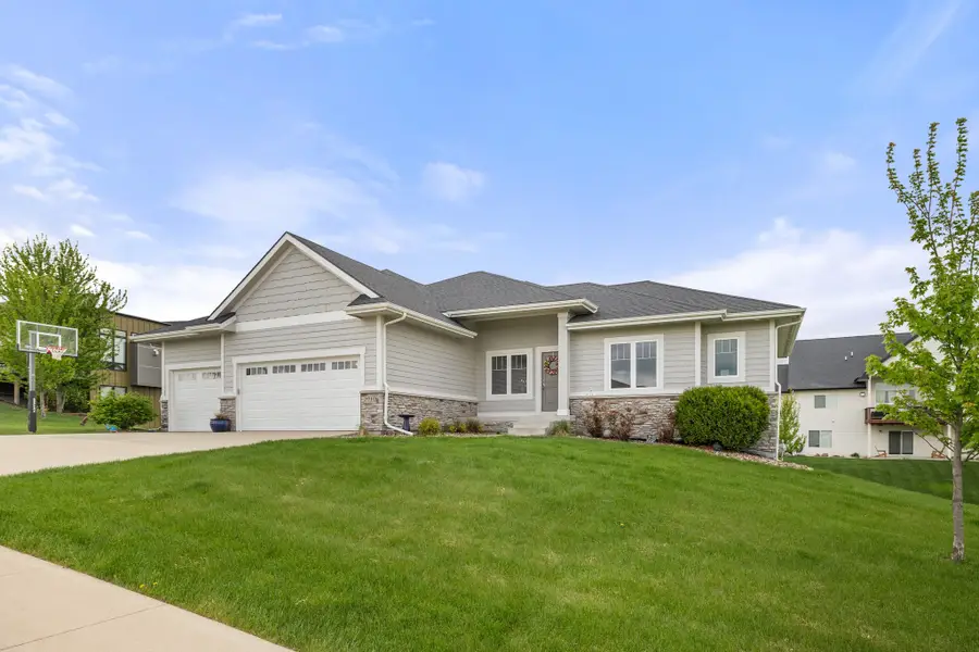 3910 Wildwood Court, Waukee, IA 50263 - #2