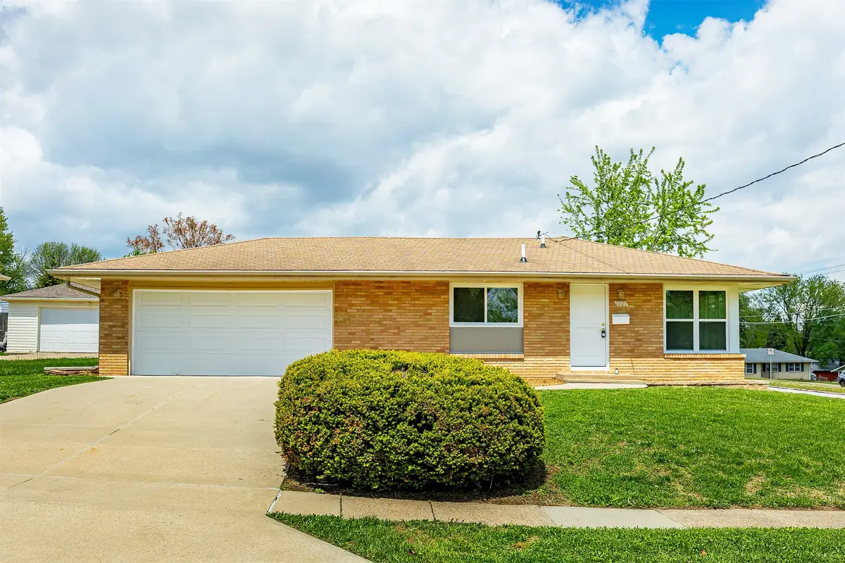 7201 Oak Brook Drive, Urbandale, IA 50322 - #1