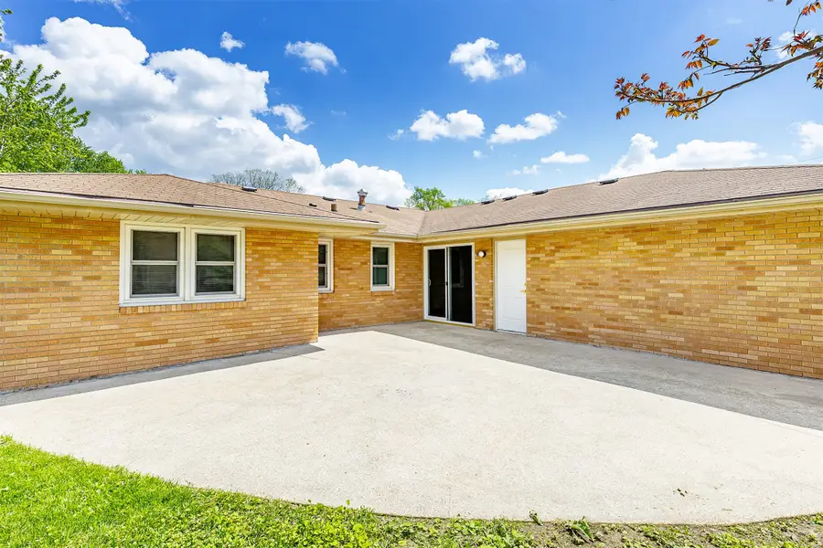 7201 Oak Brook Drive, Urbandale, IA 50322 - #3
