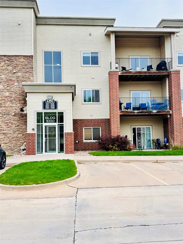 6350 Coachlight Drive #1304, West Des Moines, IA 50266