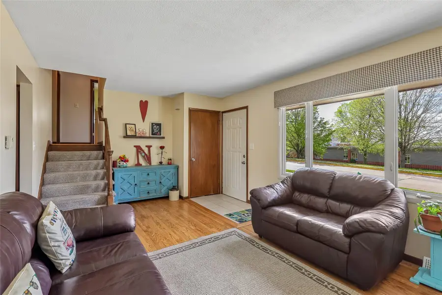 108 E Leach Avenue, Des Moines, IA 50315 - #3