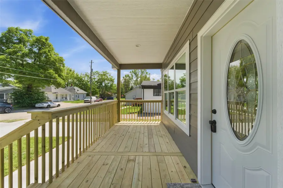 814 E 25th Court, Des Moines, IA 50317 - #3