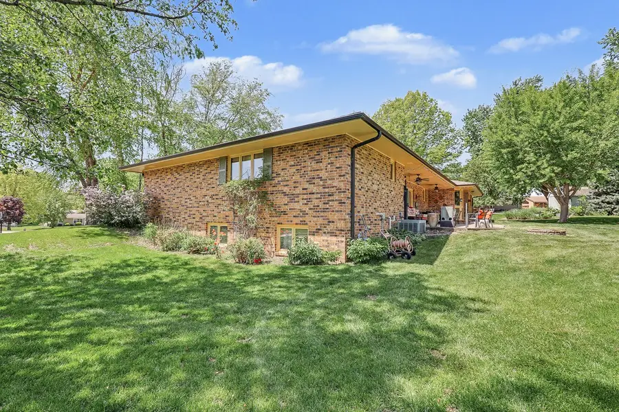 1338 E 3rd Street, Pella, IA 50219 - #3