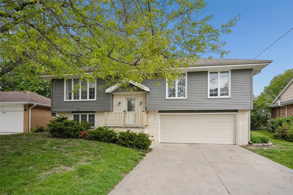 608 E 17th Street N, Newton, IA 50208 - #1