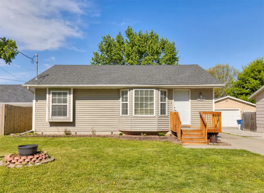 2506 E 39th Court, Des Moines, IA 50317 - #2