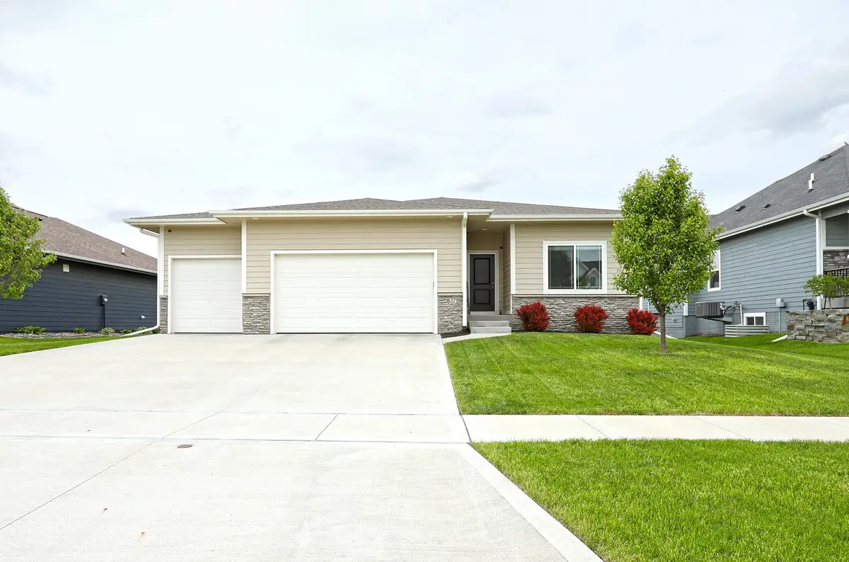 827 33rd Court Sw, Altoona, IA 50009 - #1